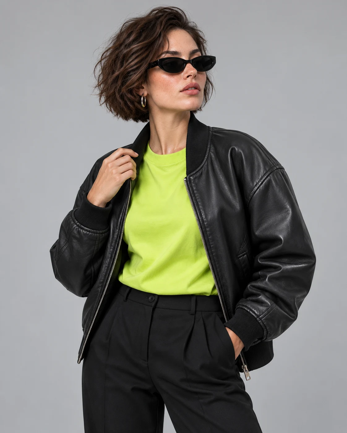 Modelka w czarnej kurtce bomber widziana z boku