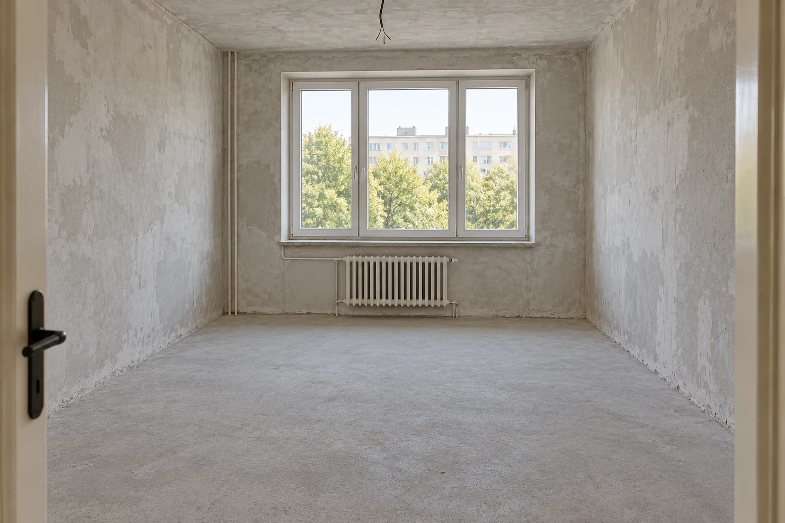 Salon przed wykończeniem, widok na okno